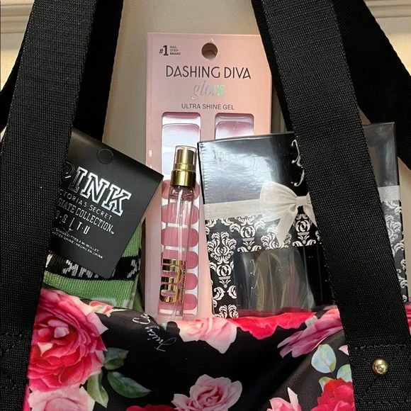 EUC Juicy Couture Sport Yourself overnight weekender duffle bag blk with roses - Picture 2 of 16